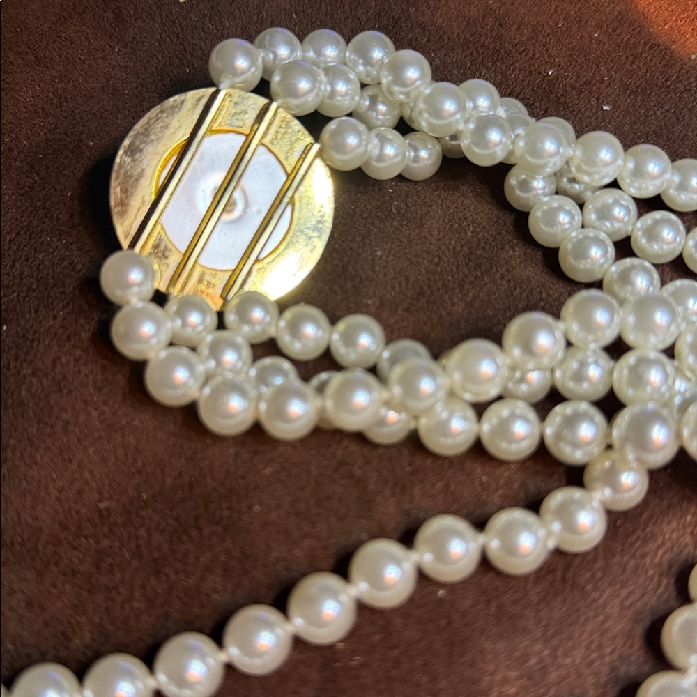 Luxurious 3 strand pearl necklace 🐈⬛ 16” long - Picture 5 of 5